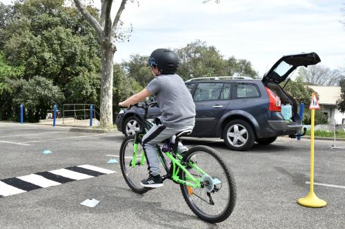 Légendes des photos, de haut en bas : Signature du renouvellement de convention avec la FFC, structures dédiées au Pôle France au sein du BMX skatepark international de Montpellier - Ronan Pointeau, dispositif "Savoir rouler à vélo". Crédits : Cécile MARSON, Frédéric DAMERDJI - Ville de Montpellier