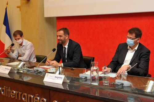 Michaël Delafosse, maire de Montpellier et président de Montpellier Méditerranée Métropole, Patrice Vergriete, maire de Dunkerque et Président de la communauté urbaine de Dunkerque, et Maxime Huré, chercheur et co-président du comité scientifique de l'Observatoire des villes du transport gratuit - Copyright: Hugues Rubio - Métropole de Montpellier 