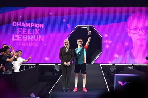 Félix Lebrun, vainqueur du WTT Champions et Petra Sörling, présidente de la Fédération Internationale de Tennis de Table, à la Sud de France Arena de Montpellier dimanche 27 octobre. ©Ludovic Séverac - Montpellier 3M